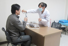 医护人员为患者测量肺功能